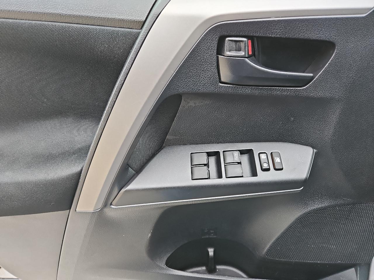 Toyota RAV4 LE AWD 2018