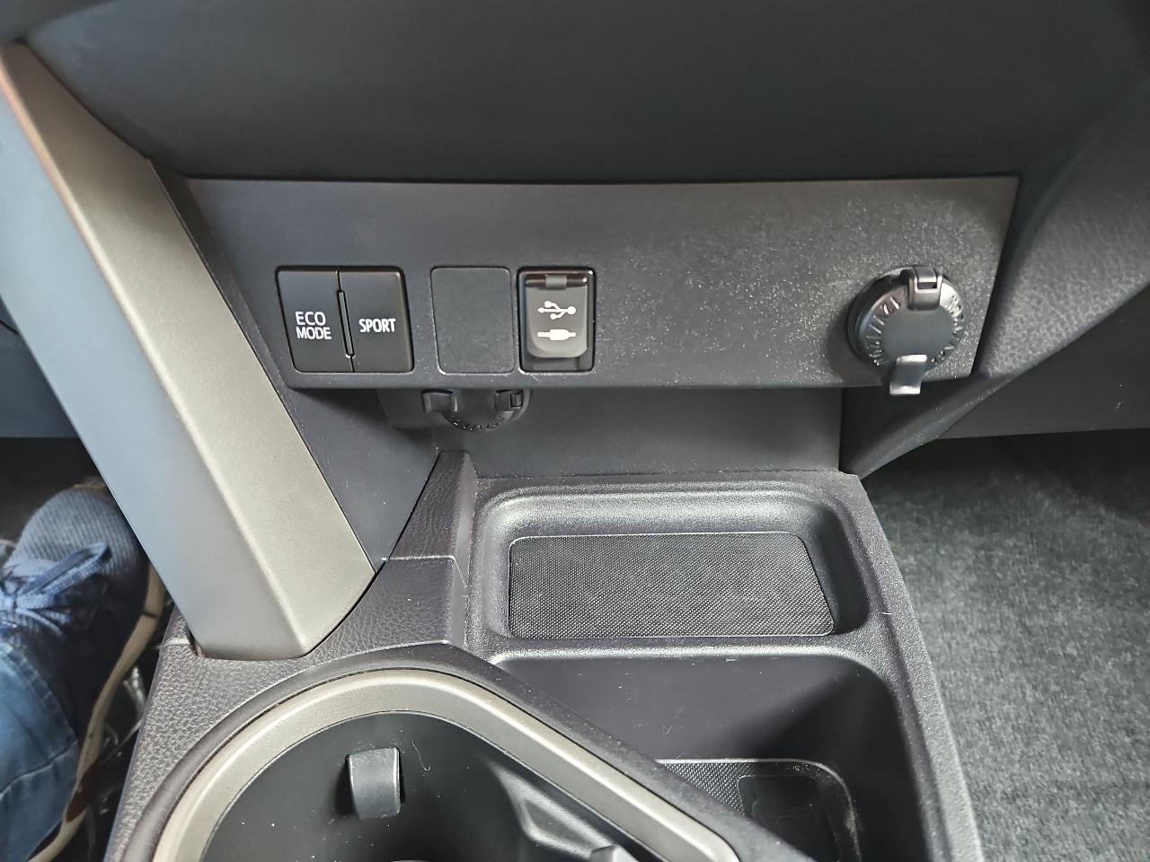 Toyota RAV4 LE AWD 2018