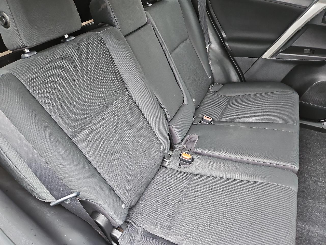 Toyota RAV4 LE AWD 2018