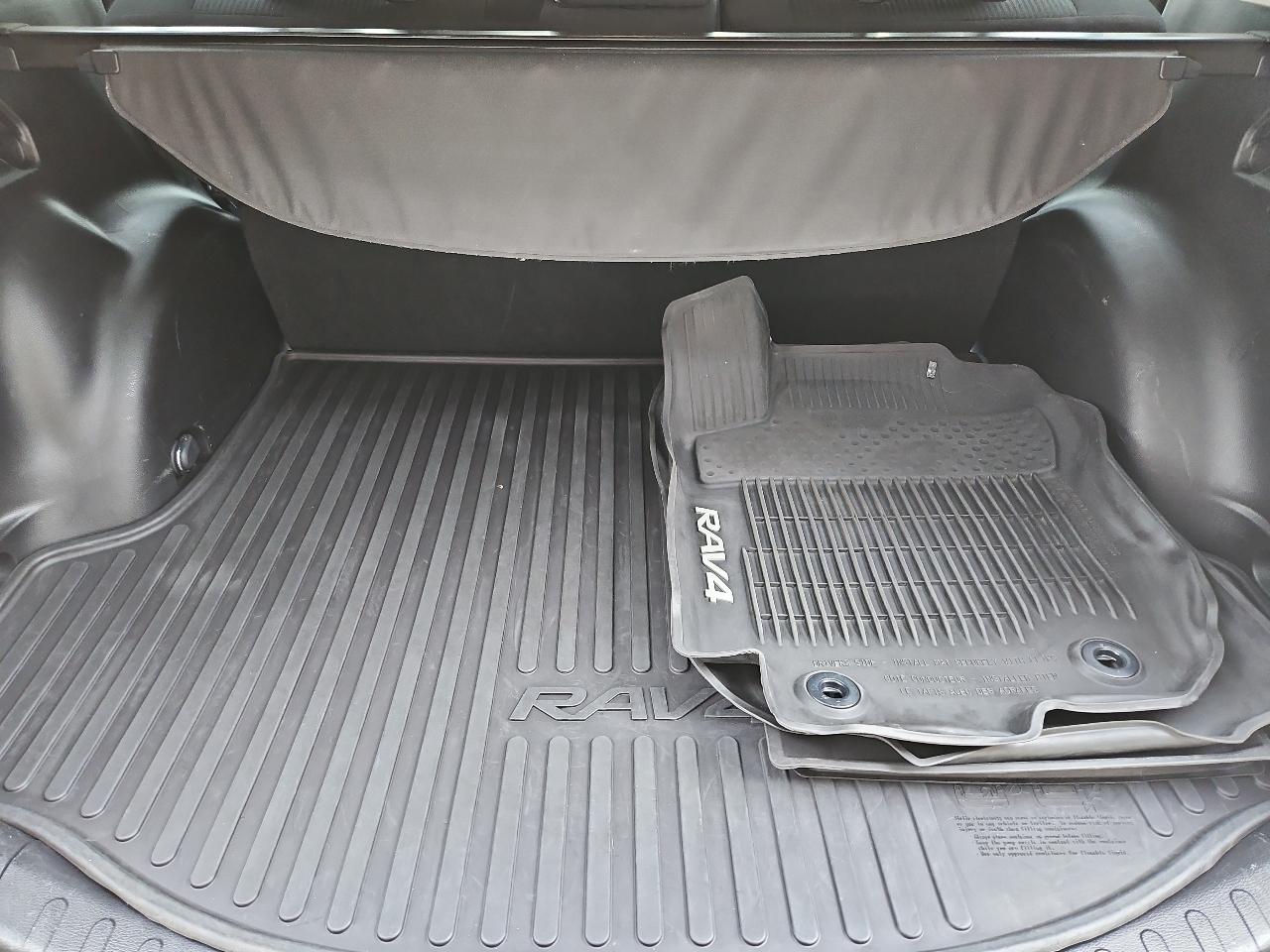 Toyota RAV4 LE AWD 2018