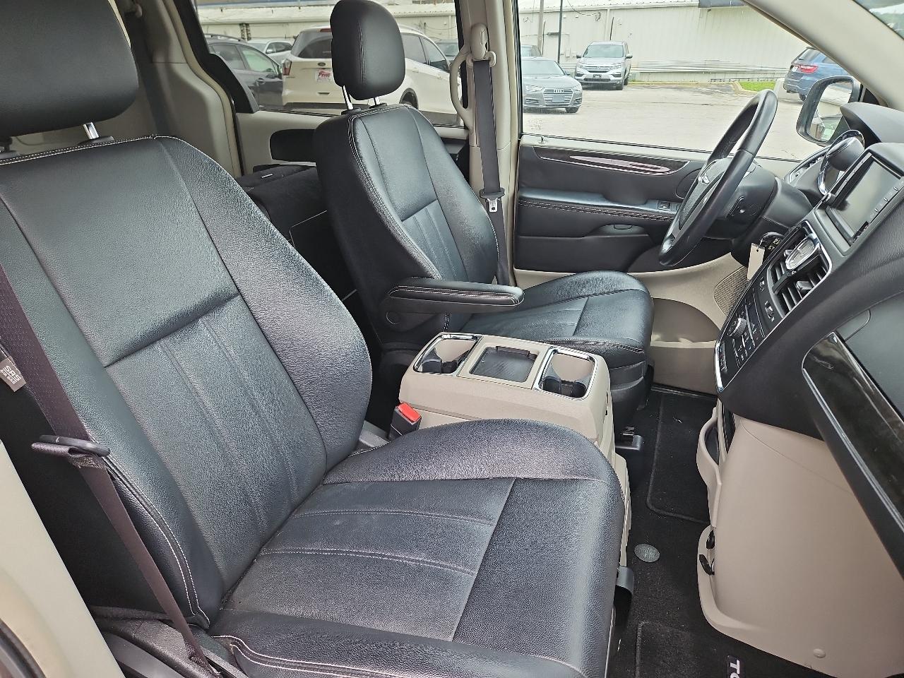 Chrysler Town & Country Touring 2016
