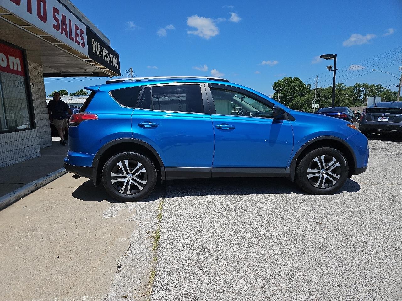 Toyota RAV4 LE AWD 2017