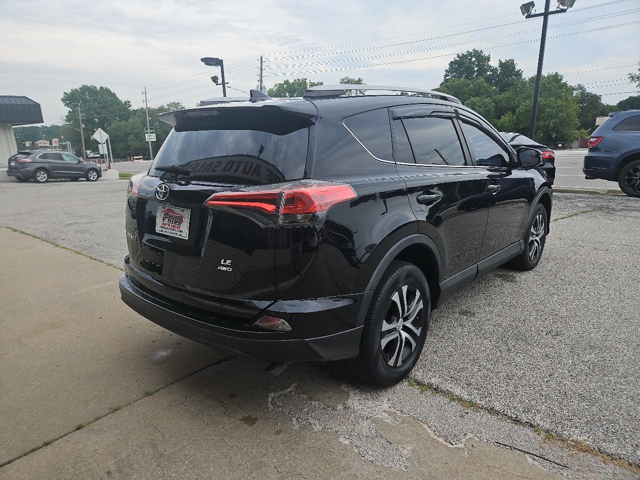 Toyota RAV4 LE AWD 2017