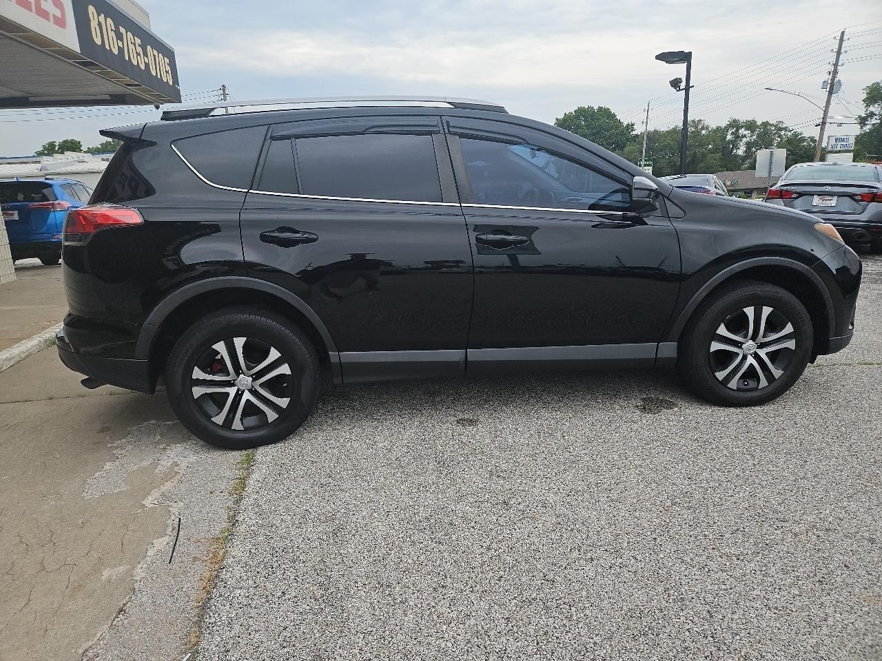 Toyota RAV4 LE AWD 2017