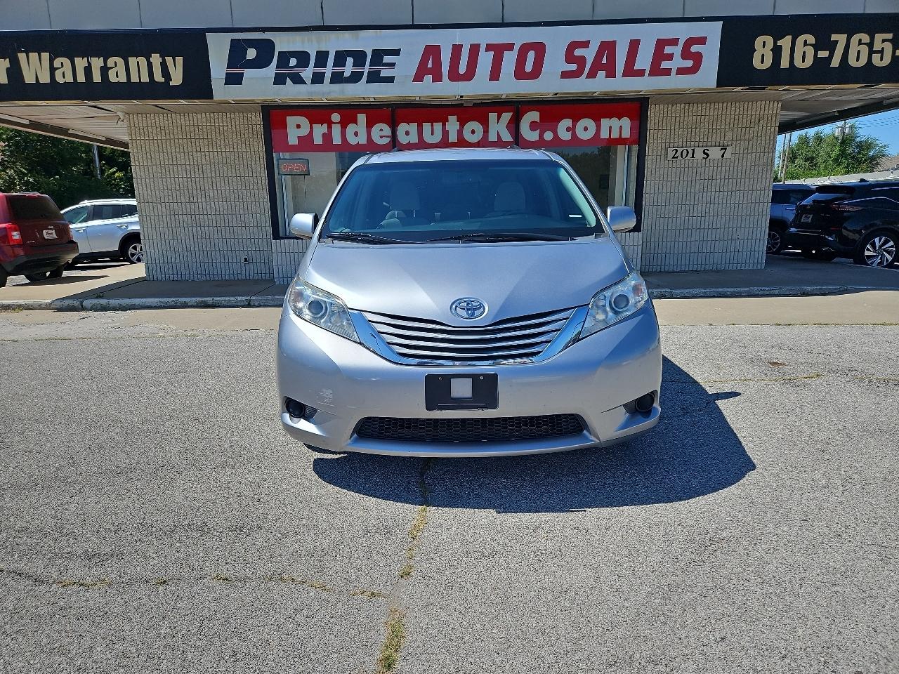 Toyota Sienna LE 8-Passenger 2017