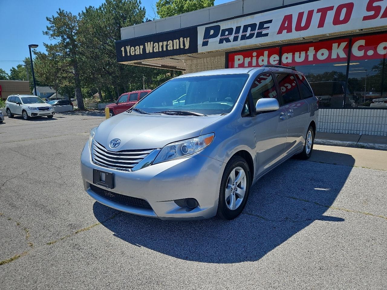 Toyota Sienna LE 8-Passenger 2017