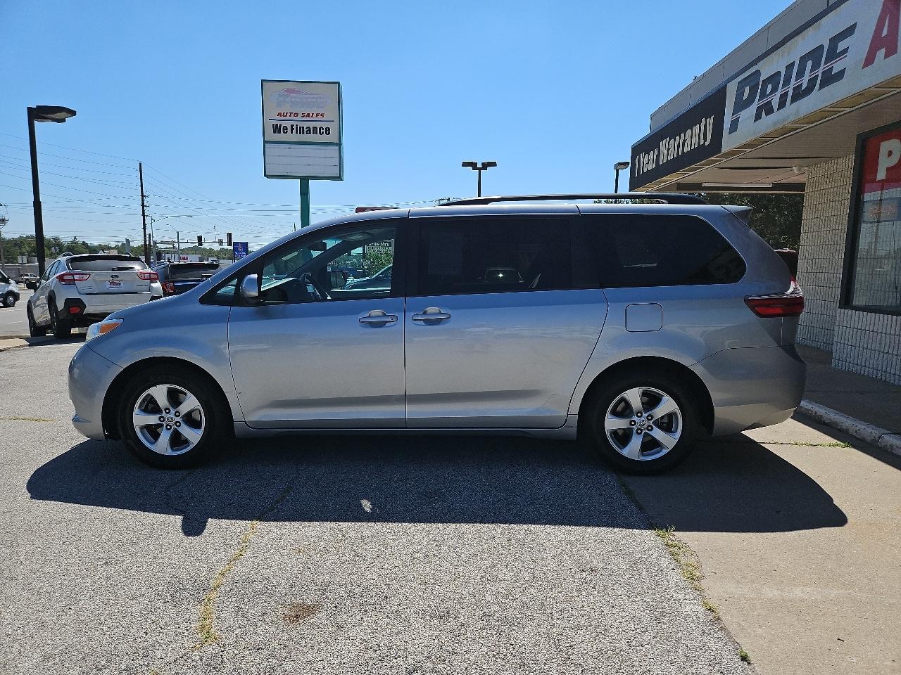 Toyota Sienna LE 8-Passenger 2017