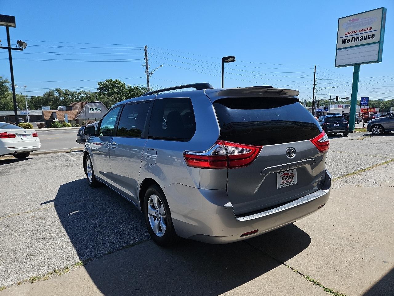 Toyota Sienna LE 8-Passenger 2017