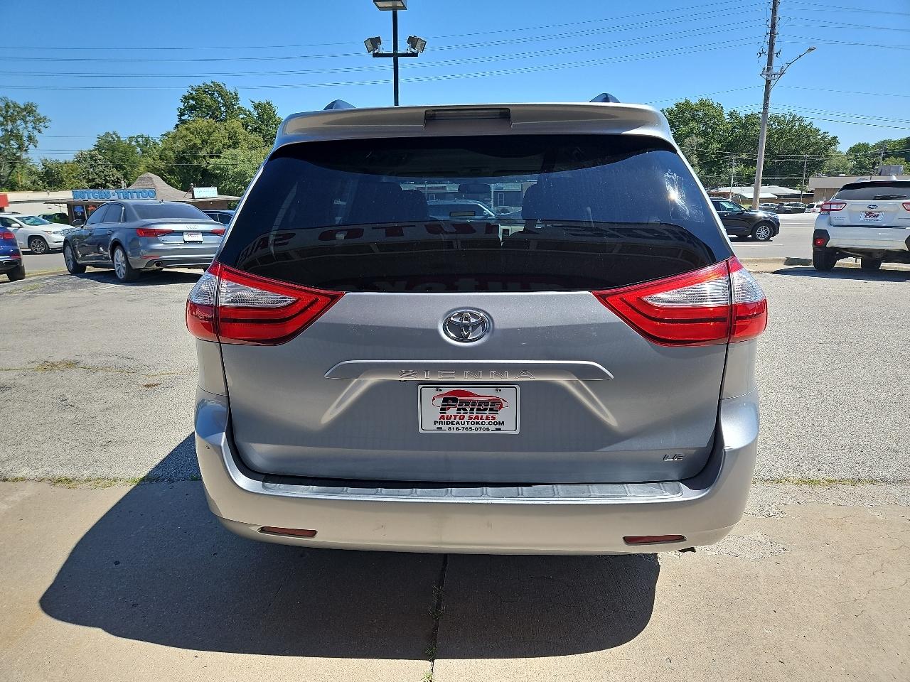 Toyota Sienna LE 8-Passenger 2017