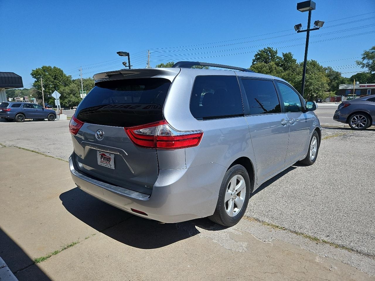 Toyota Sienna LE 8-Passenger 2017