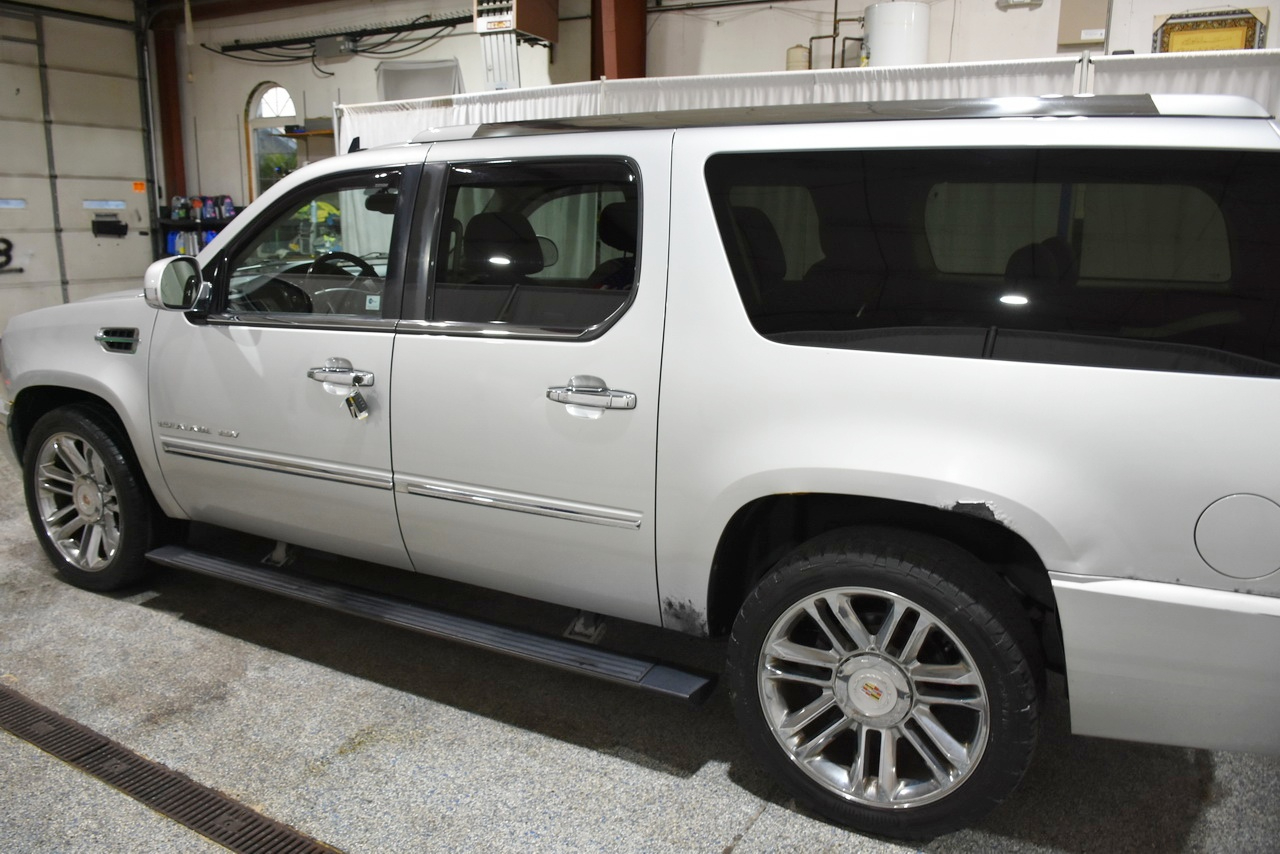 Cadillac Escalade ESV AWD Premium 2011 Cadillac Escalade ESV AWD Premium 2011