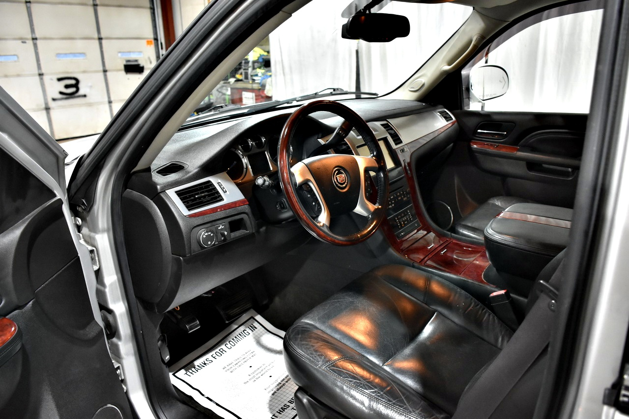 Cadillac Escalade ESV AWD Premium 2011 Cadillac Escalade ESV AWD Premium 2011