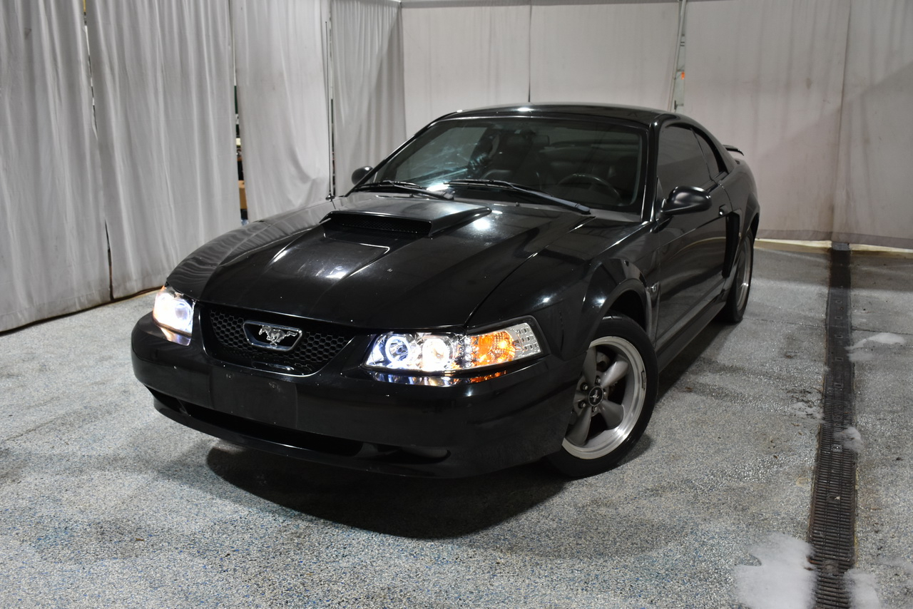 Ford Mustang GT Deluxe Coupe 2002