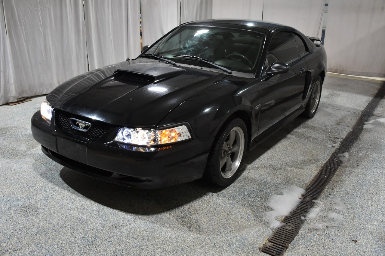Ford Mustang GT Deluxe Coupe 2002