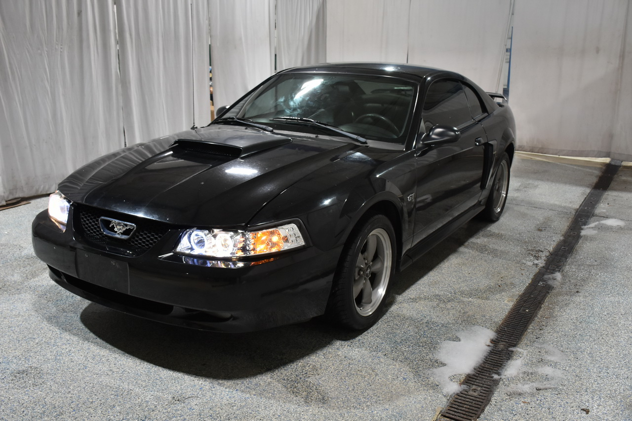 Ford Mustang GT Deluxe Coupe 2002