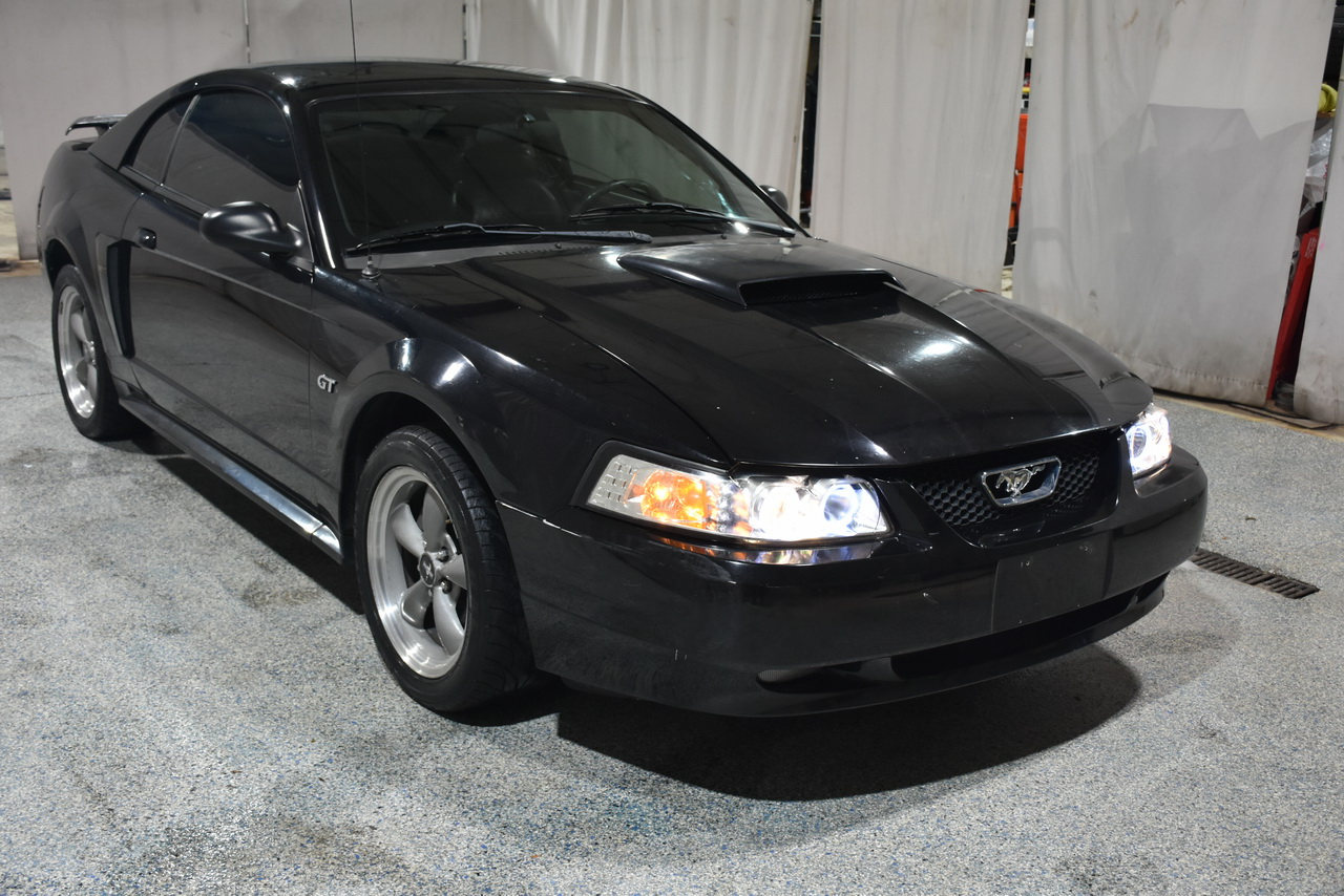 Ford Mustang GT Deluxe Coupe 2002
