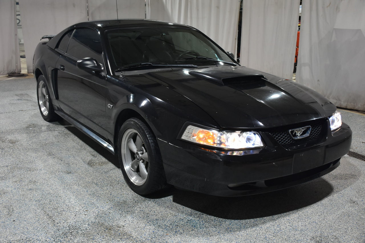 Ford Mustang GT Deluxe Coupe 2002