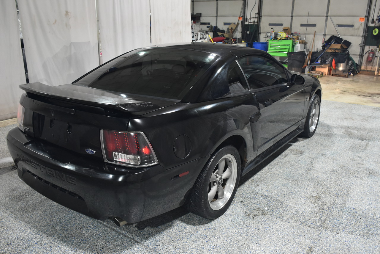 Ford Mustang GT Deluxe Coupe 2002