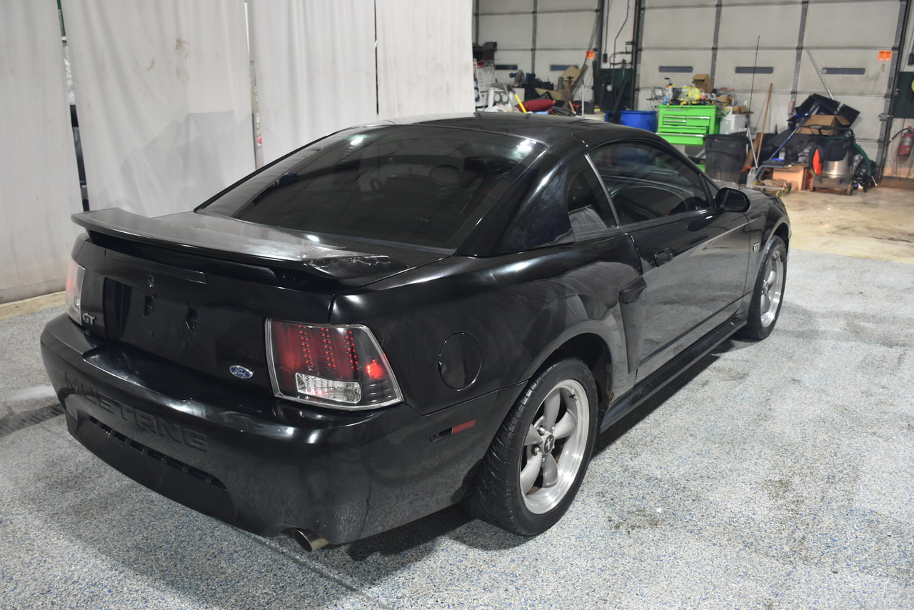 Ford Mustang GT Deluxe Coupe 2002