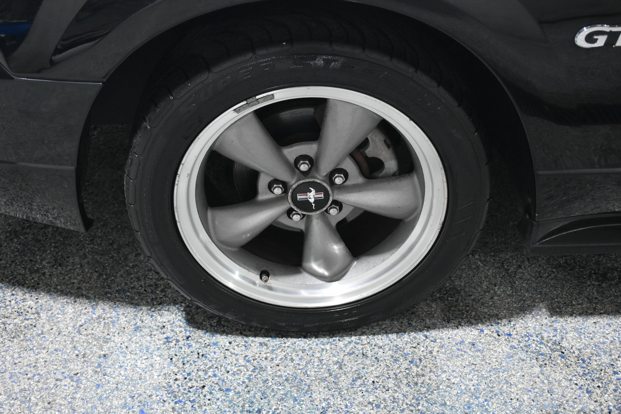 Ford Mustang GT Deluxe Coupe 2002