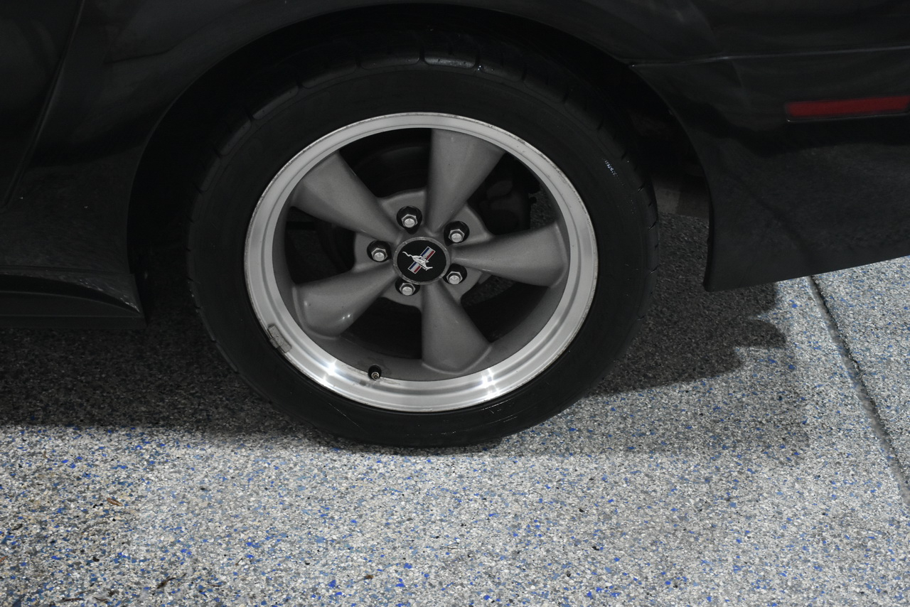 Ford Mustang GT Deluxe Coupe 2002