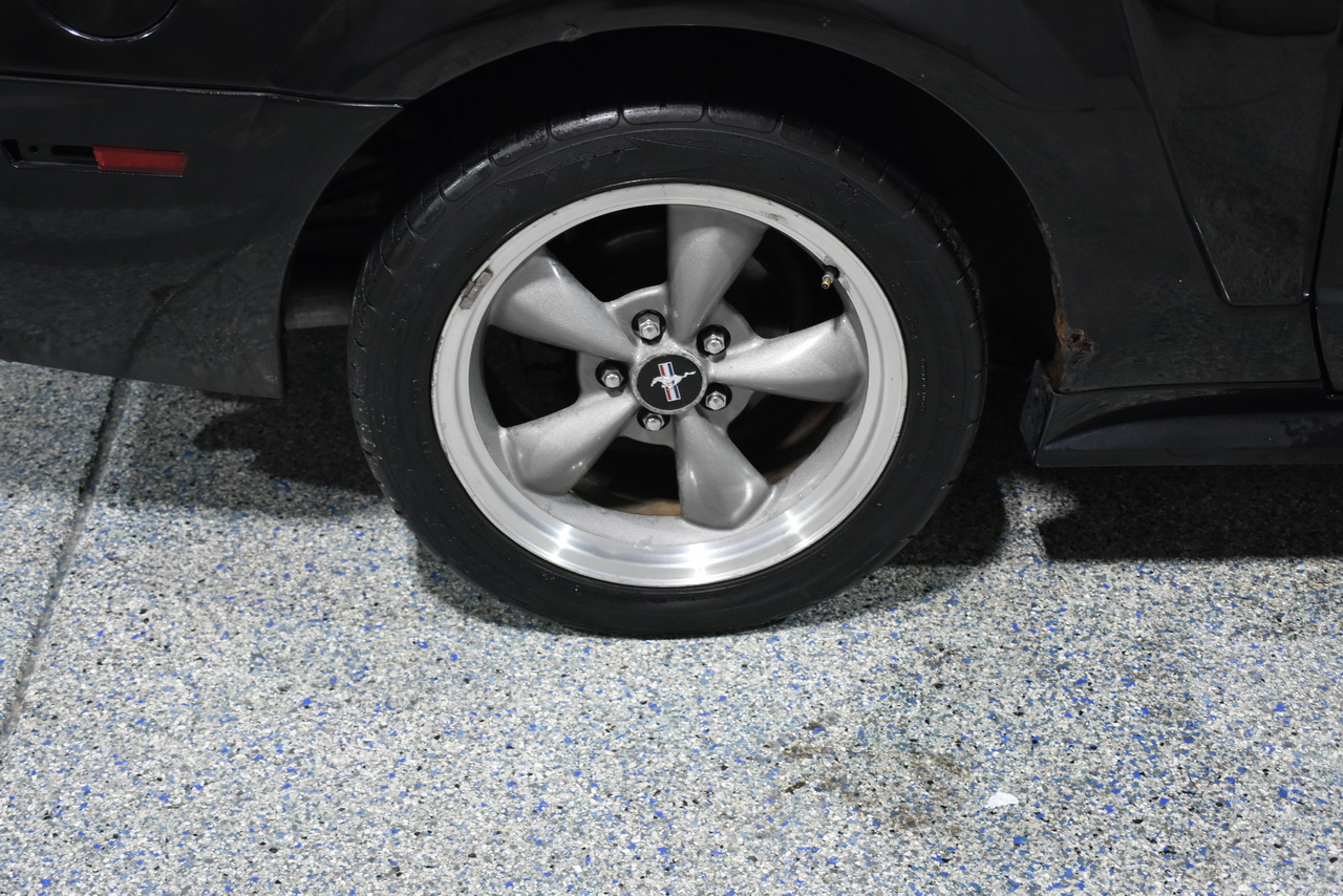 Ford Mustang GT Deluxe Coupe 2002