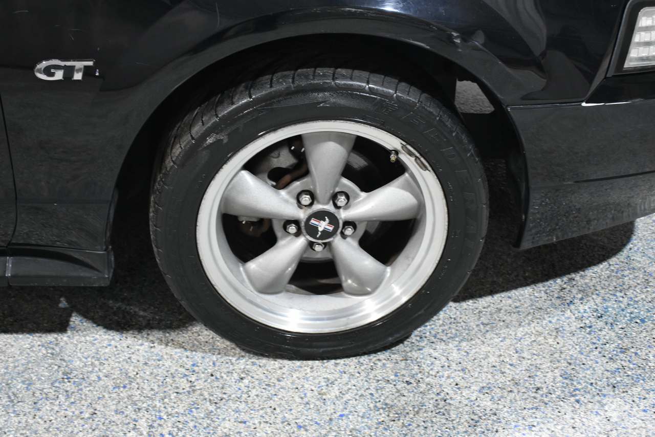 Ford Mustang GT Deluxe Coupe 2002