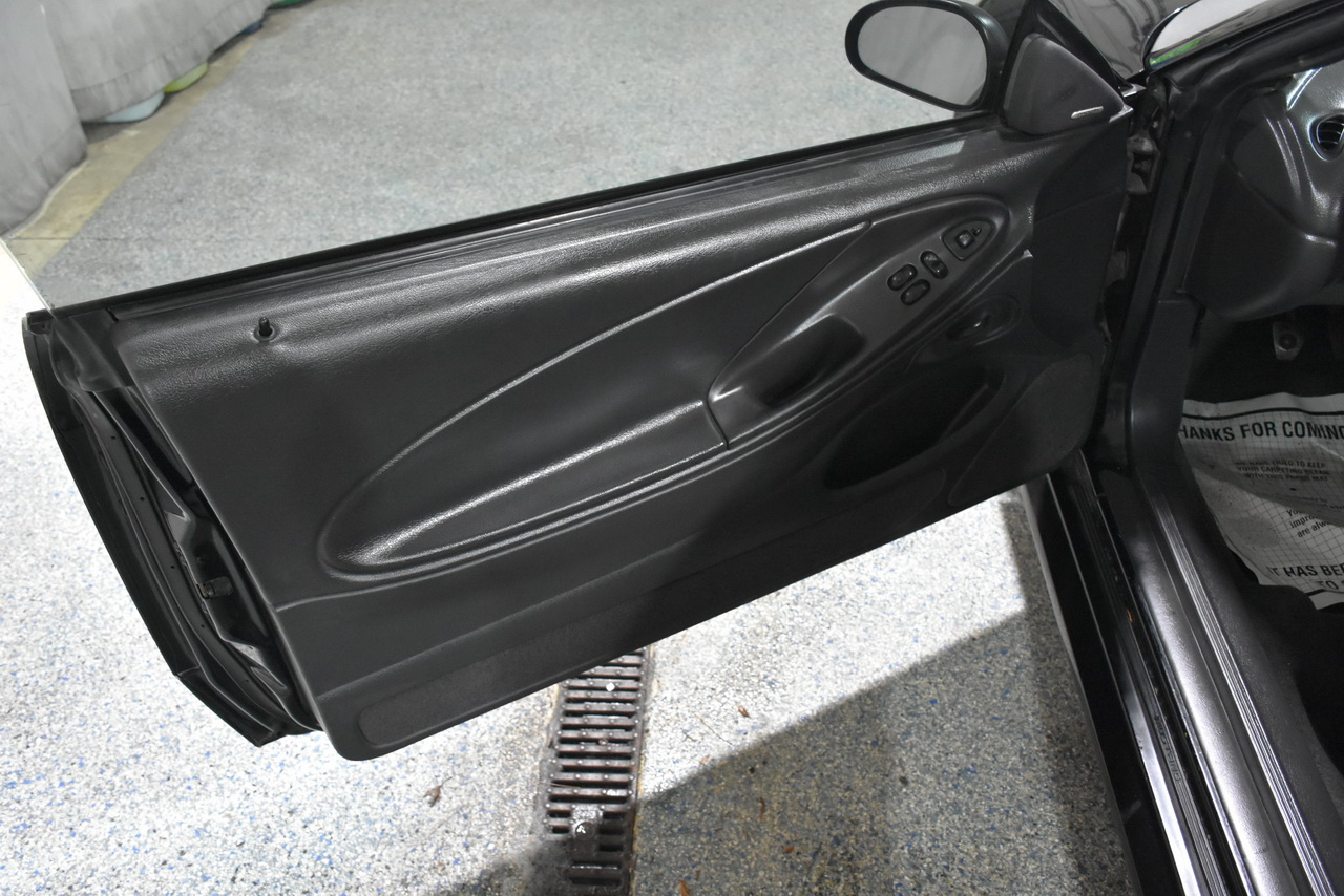 Ford Mustang GT Deluxe Coupe 2002