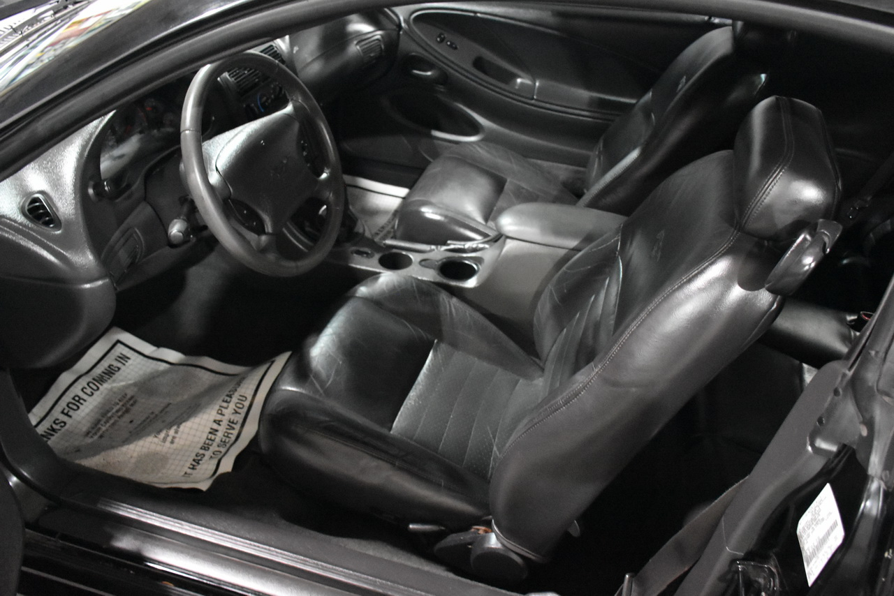 Ford Mustang GT Deluxe Coupe 2002