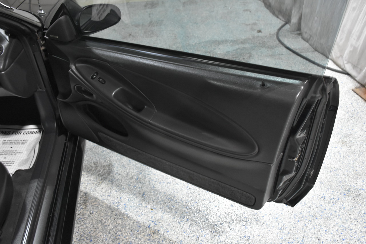 Ford Mustang GT Deluxe Coupe 2002