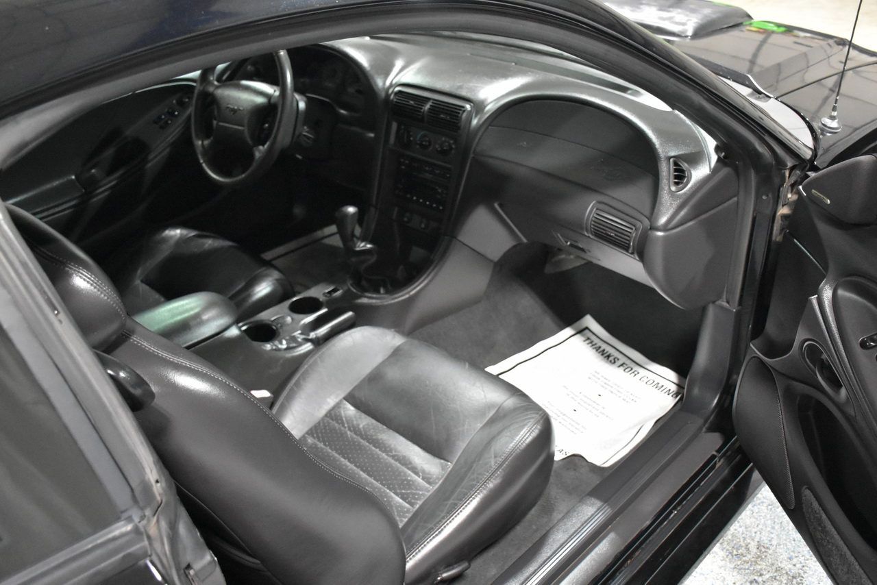 Ford Mustang GT Deluxe Coupe 2002