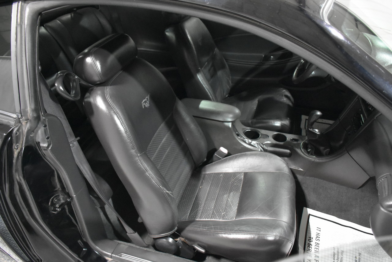 Ford Mustang GT Deluxe Coupe 2002