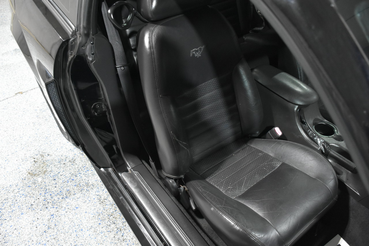 Ford Mustang GT Deluxe Coupe 2002