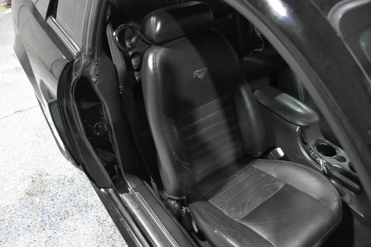 Ford Mustang GT Deluxe Coupe 2002