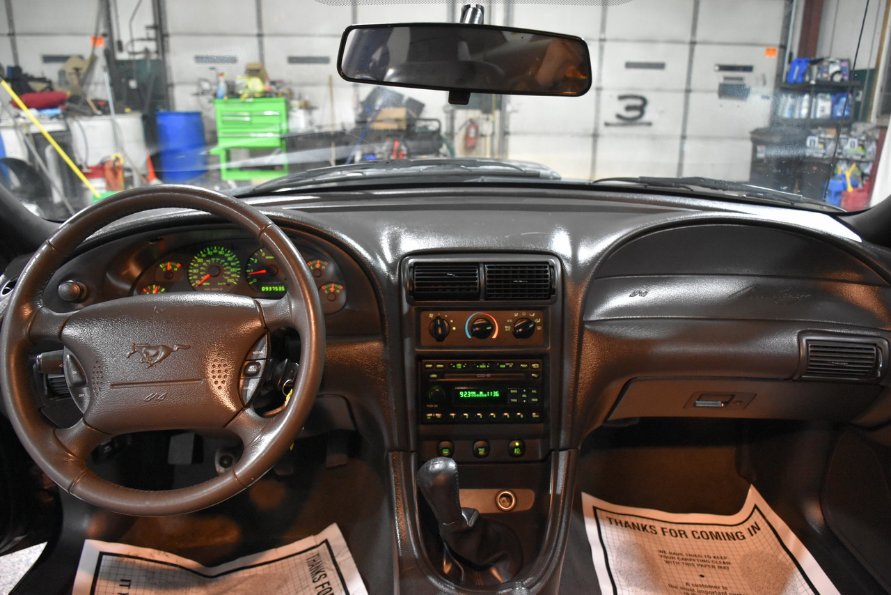 Ford Mustang GT Deluxe Coupe 2002