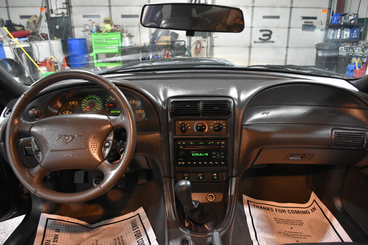 Ford Mustang GT Deluxe Coupe 2002