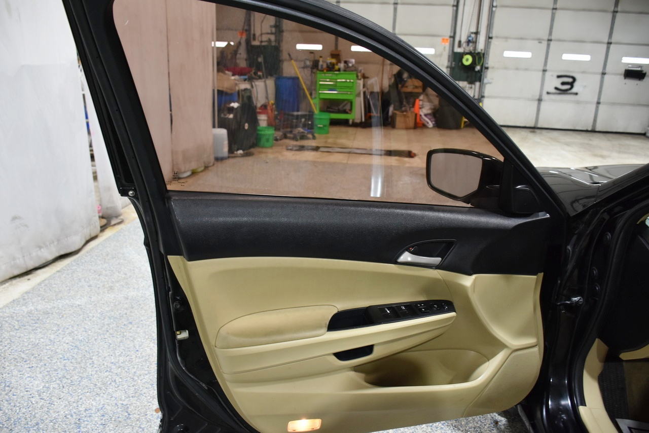 Honda Accord LX sedan AT 2012