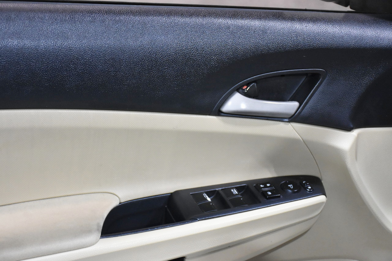 Honda Accord LX sedan AT 2012