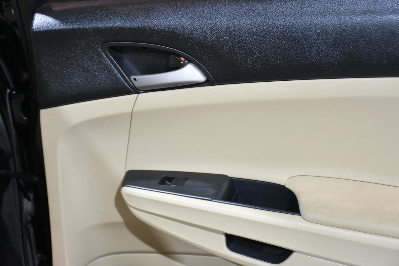 Honda Accord LX sedan AT 2012