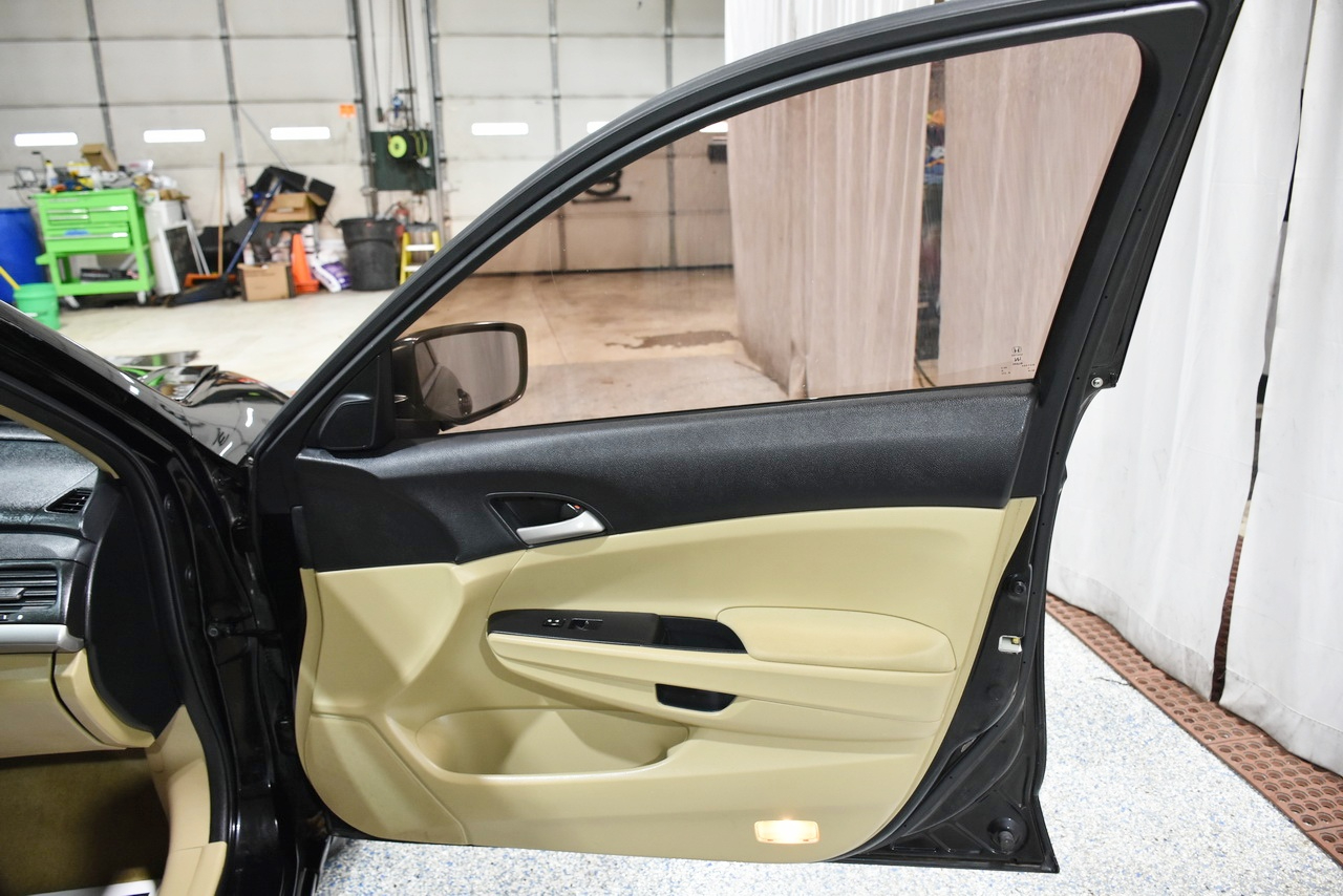 Honda Accord LX sedan AT 2012