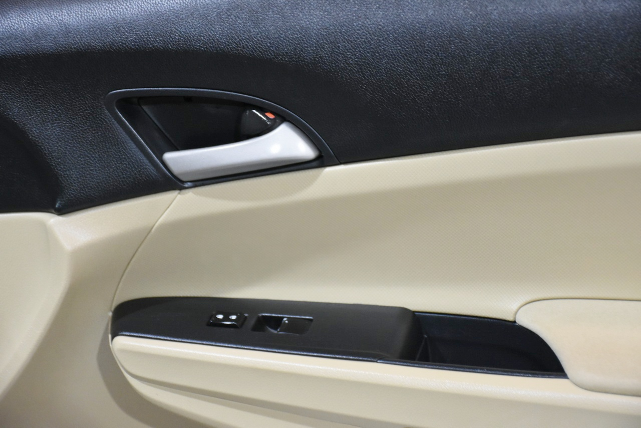 Honda Accord LX sedan AT 2012