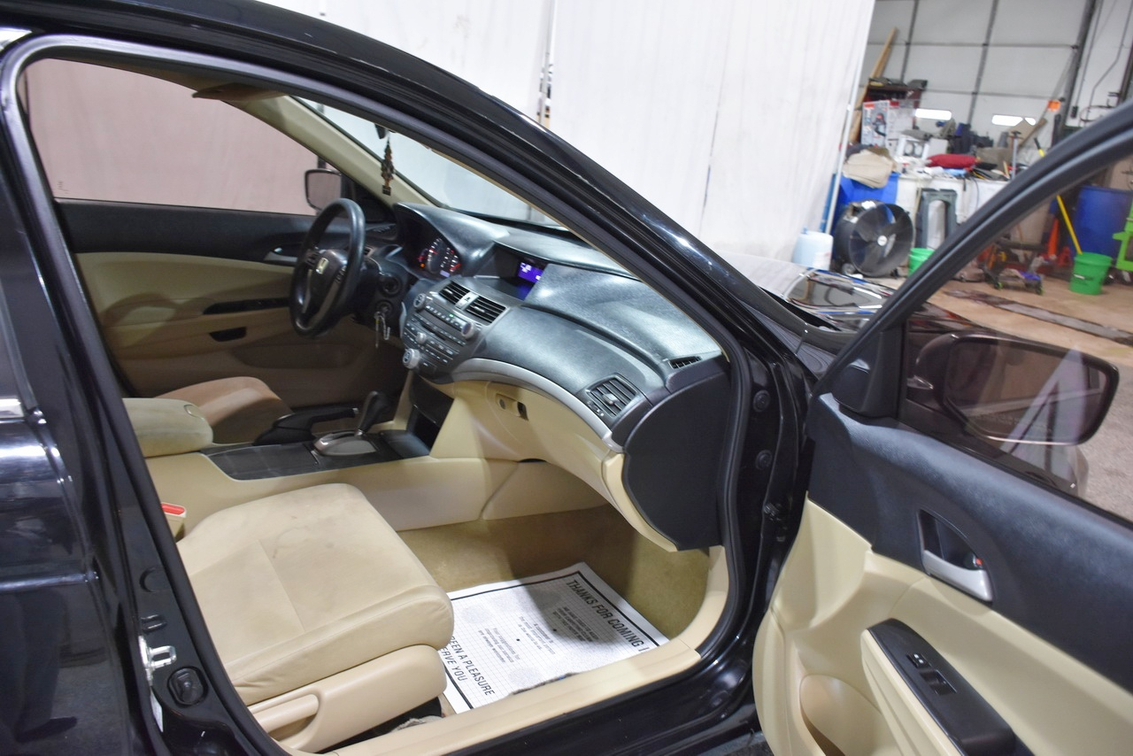 Honda Accord LX sedan AT 2012