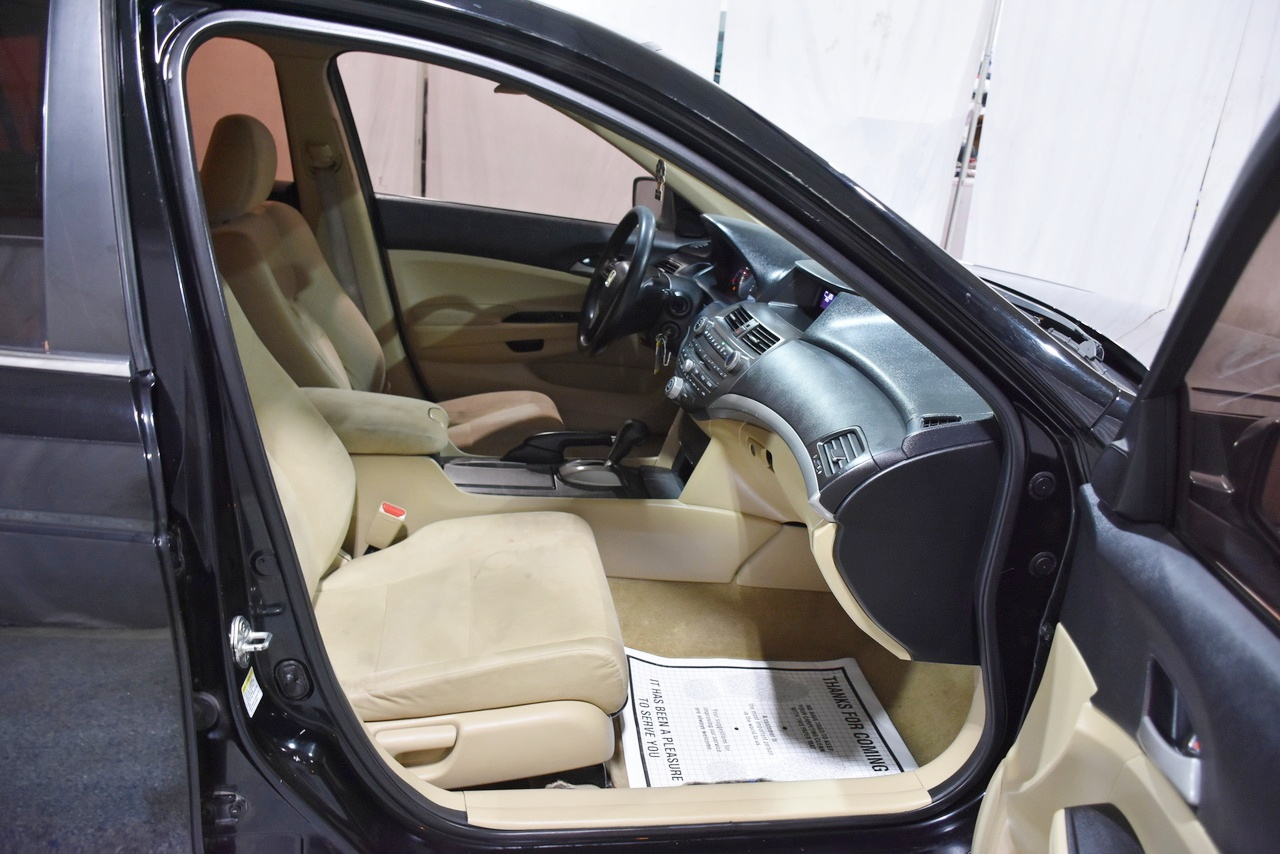 Honda Accord LX sedan AT 2012