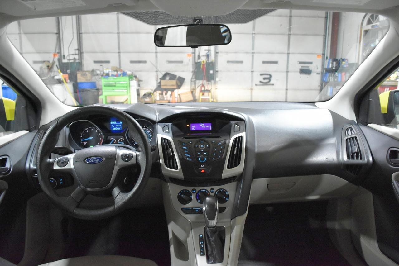 Ford Focus SE 2012