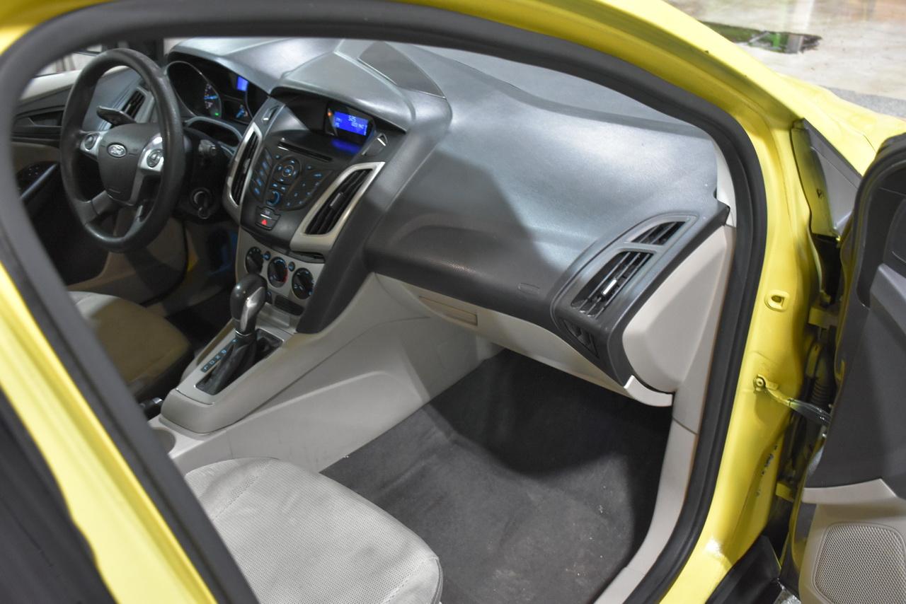 Ford Focus SE 2012