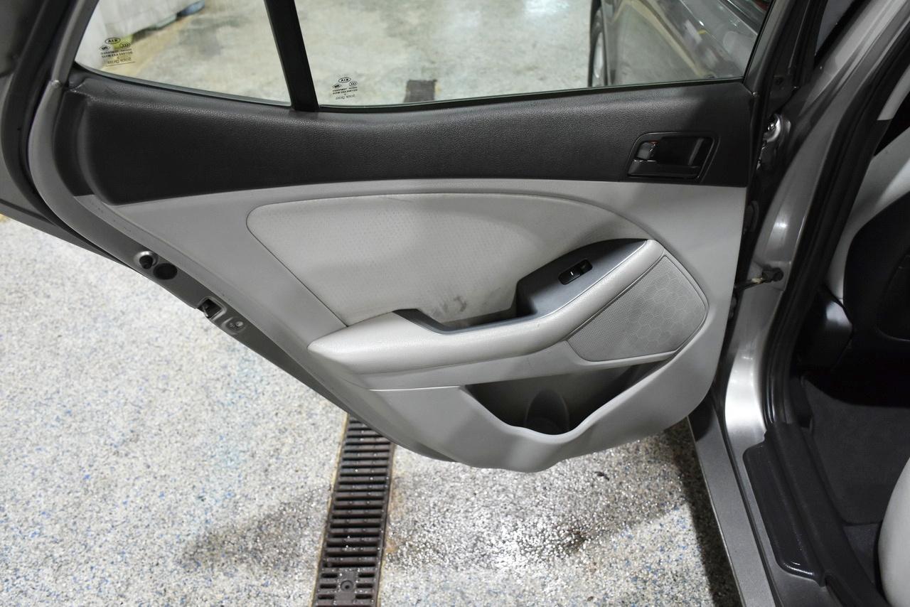 Kia Optima LX MT 2013