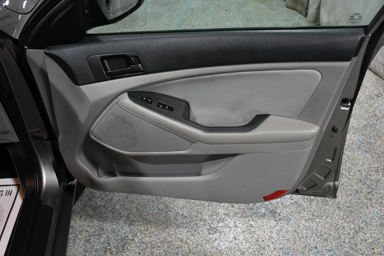 Kia Optima LX MT 2013