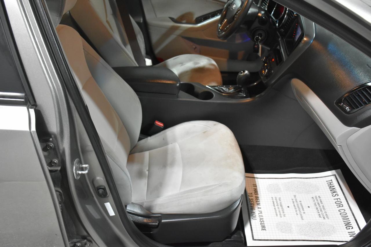 Kia Optima LX MT 2013