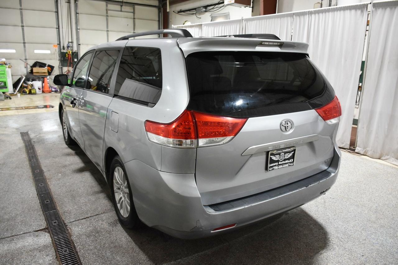 Toyota Sienna XLE FWD 8-Passenger V6 2012
