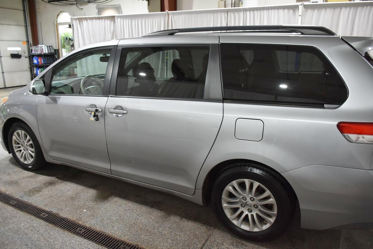 Toyota Sienna XLE FWD 8-Passenger V6 2012